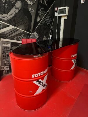 Стол на бочках